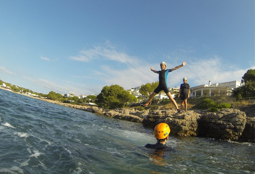 Coasteering: Equipos a prueba de mar